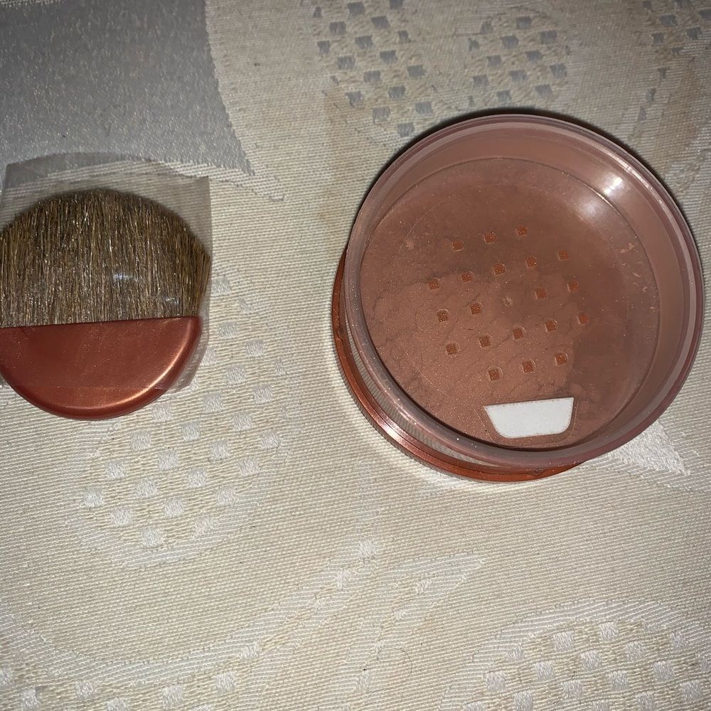 Estée Lauder bronzer and makeup - Picture 3 of 3
